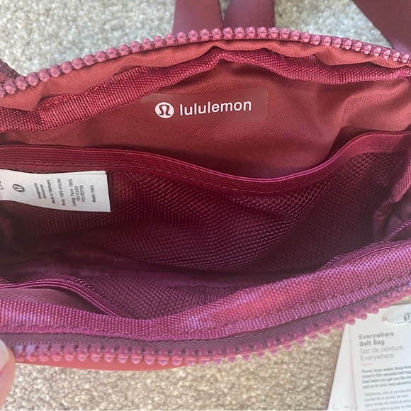 🎉NWT Lululemon Everywhere Belt, One Size, Burgundy - Picture 5 of 7
